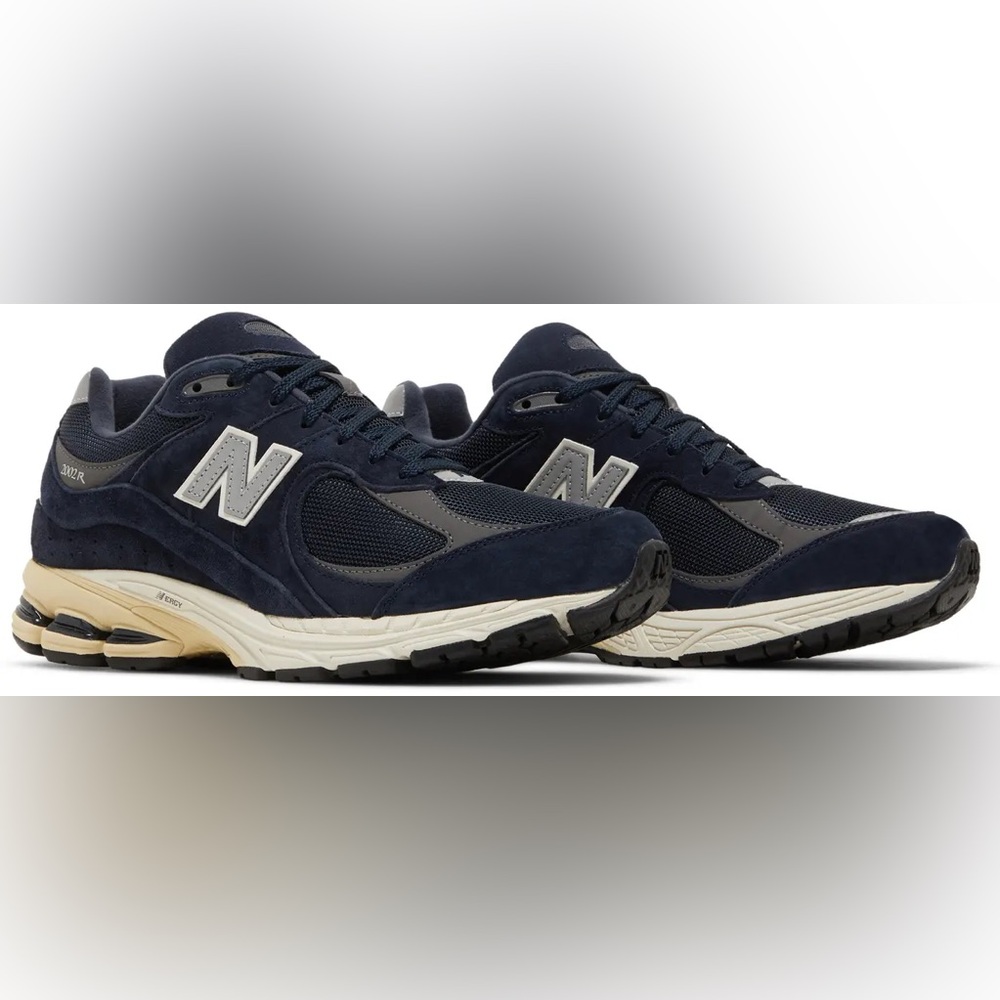 New Balance Navy M2002RCA sneakers